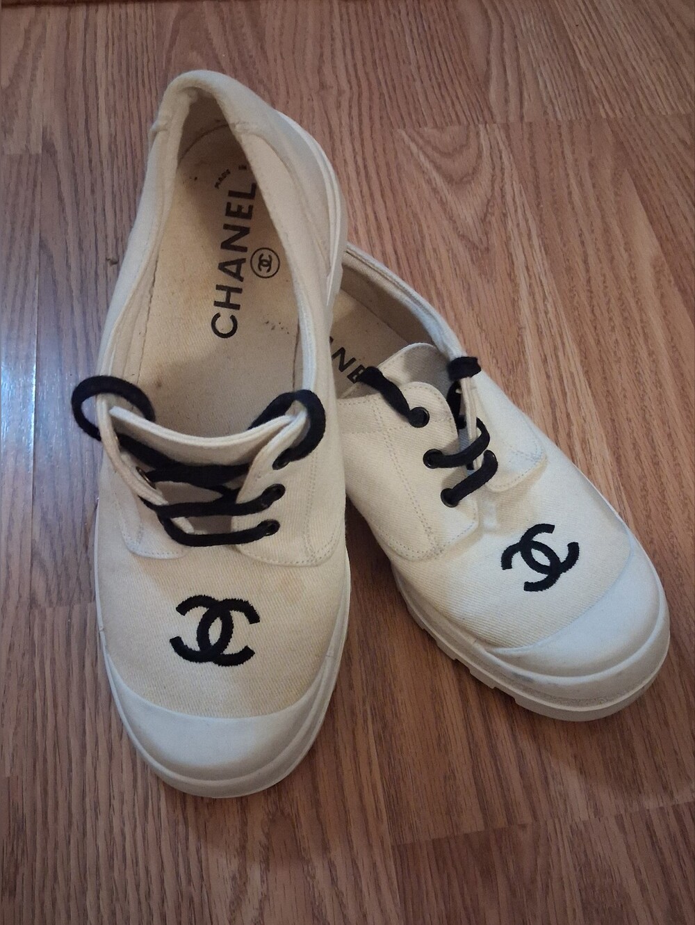 VINTAGE CHANEL CC canvas Lug soles sneakers. Womens. Size 39. Black & White.
